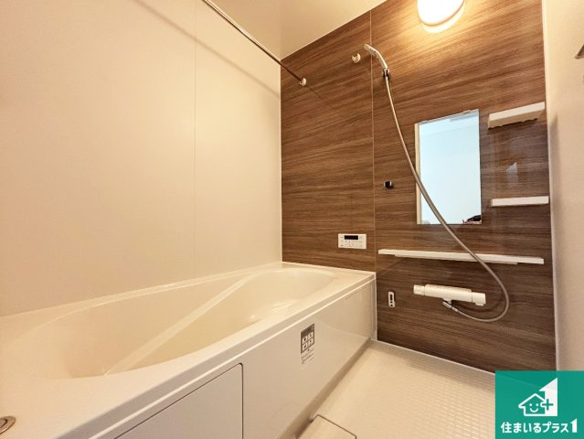 高槻市深沢町　第3期　新築一戸建ての浴室|足をゆったり伸ばして寛げる浴槽です。窓が設けられていますので差し込む光が明るく穏やかな雰囲気にしてくれます♪浴室乾燥機も設置しているので、雨の日の洗濯物も安心です♪