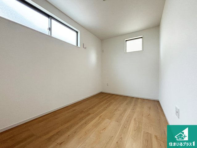 高槻市深沢町　第3期　新築一戸建ての洋室|シンプルな洋室は、自分好みのインテリアが楽しめます♪ご家族とインテリアや家具を選びに行くのは新築購入時の醍醐味の一つです。ぜひお楽しみください♪