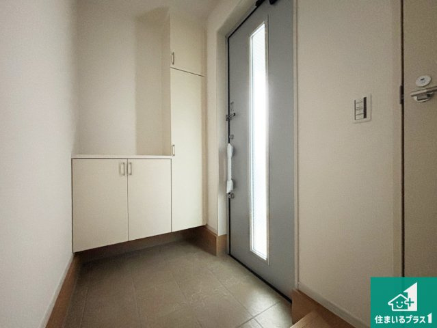 高槻市深沢町　第3期　新築一戸建ての玄関|シューズボックスにはたくさんの靴が収納できるので玄関周りはいつもスッキリ！ご家族が増えても安心！