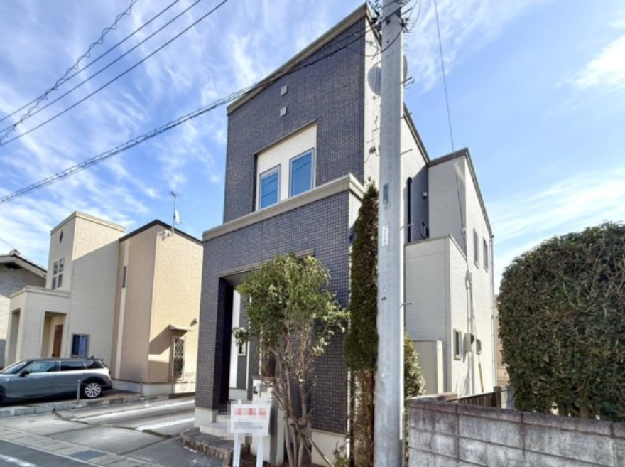 【中古戸建】前橋市下新田町の外観|■外観｜外壁のアクセントカラーがシックな外観です。シンプルなデザインでありながらも「個性」を損なわず、お客様一人ひとりの暮らし方にフィットします。