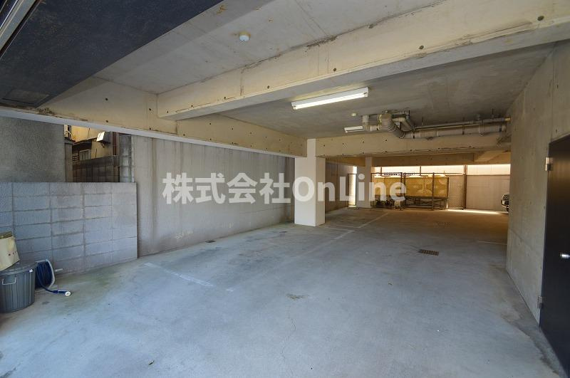 マンション彩景の駐車場