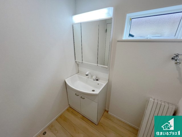 神戸市須磨区高倉台　第1期　新築一戸建ての独立洗面台|清潔感のある洗面台です。フラットな鏡は掃除がしやすく毎日清潔！鏡裏には収納があるのでスッキリとした洗面台が保てます。