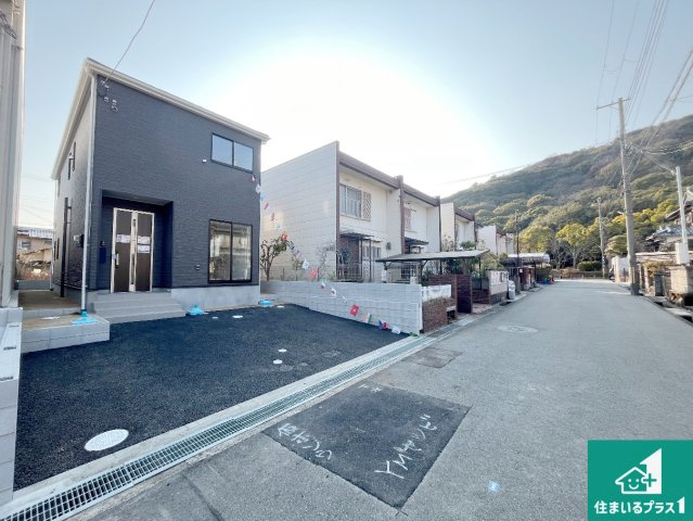 神戸市須磨区高倉台　第1期　新築一戸建ての前面道路含む現地写真|周辺は閑静な住宅街！前面道路広々で車の出し入れも便利です。駐車が苦手な方でも安心して車庫入れできます！