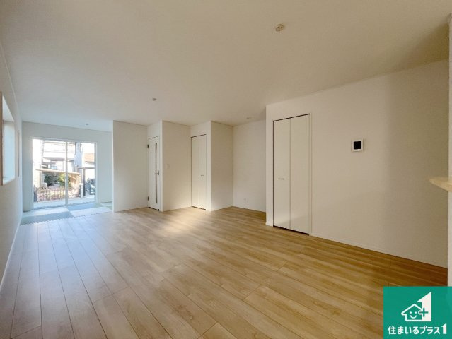 神戸市須磨区高倉台　第1期　新築一戸建ての居間・リビング|日当たり良好の明るいリビングで朝の目覚めもスッキリできそう！対面キッチンでご家族のコミュニケーションも自然と増える設計！小さなお子様が遊ぶスペースを作っても広々とくつろげるLDK！