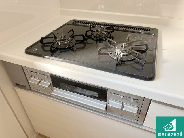 神戸市須磨区高倉台　第1期　新築一戸建ての設備|ダブル高火力Ｓｉセンサー付きコンロ！３口あるので、まとめて料理をする時も大活躍！