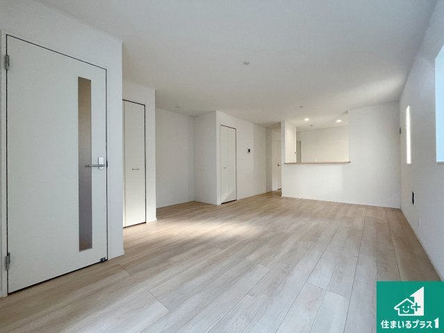 神戸市須磨区高倉台　第1期　新築一戸建ての居間・リビング|日当たり良好の明るいリビングで朝の目覚めもスッキリできそう！対面キッチンでご家族のコミュニケーションも自然と増える設計！小さなお子様が遊ぶスペースを作っても広々とくつろげるLDK！