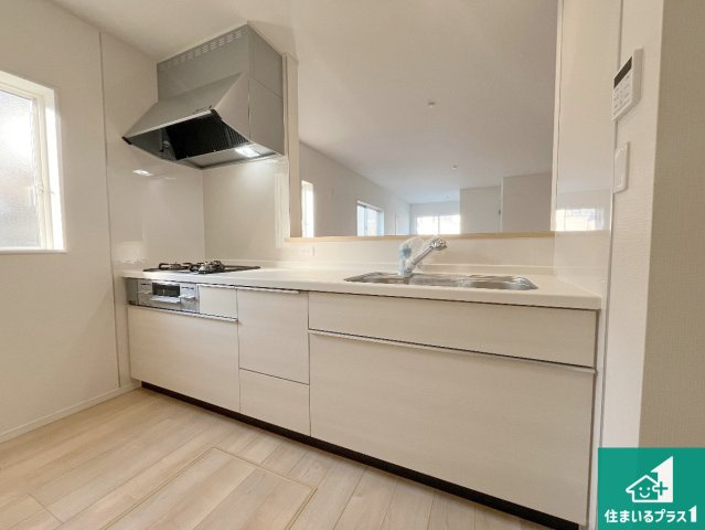 神戸市須磨区高倉台　第1期　新築一戸建てのキッチン|子供を見守りながらお料理が出来るため家族のコミュニケーションか増えます♪スペースが広く確保されている為お子様が大きくなったときは一緒に料理を楽しめます♪