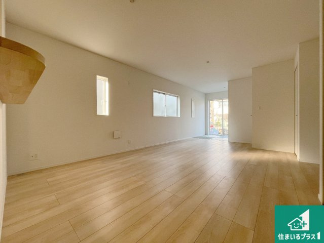 神戸市須磨区高倉台　第1期　新築一戸建ての居間・リビング|明るいリビングで朝の目覚めもスッキリできそう！対面キッチンでご家族のコミュニケーションも自然と増える設計！小さなお子様が遊ぶスペースを作っても広々とくつろげるLDK！