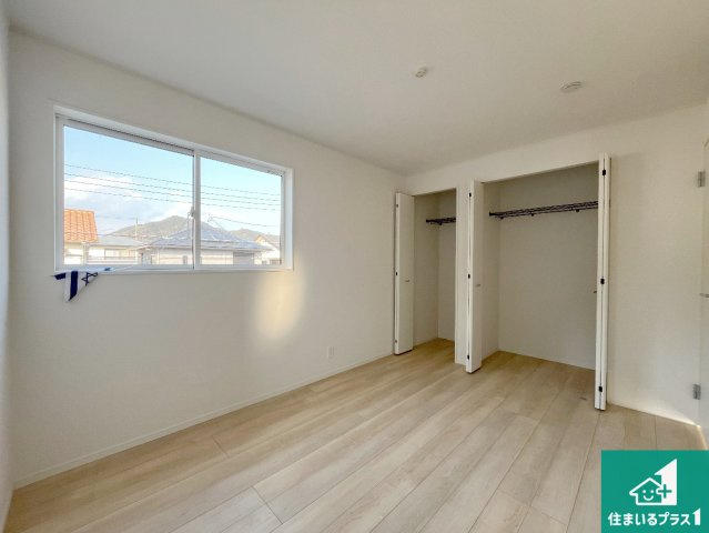 神戸市須磨区高倉台　第1期　新築一戸建ての洋室|寝室は心地よい眠りについてもらいたくて、シンプルかつ開放的な空間な設計にしています！大きな窓から差し込む日が心地いいです♪