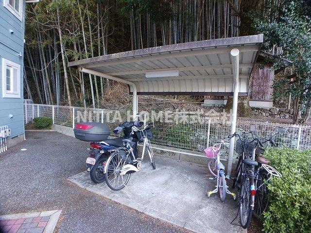 ライジングヒルズのその他共用部分|屋根付き駐輪場も完備♪