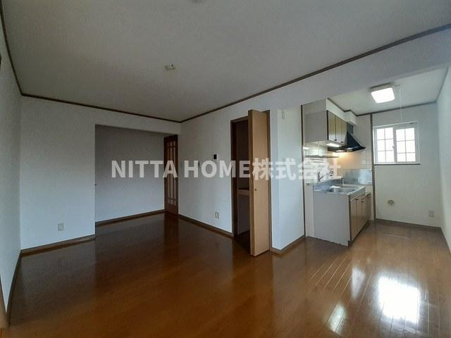 ライジングヒルズの居間・リビング|角部屋☆全室フローリングのお部屋です♪