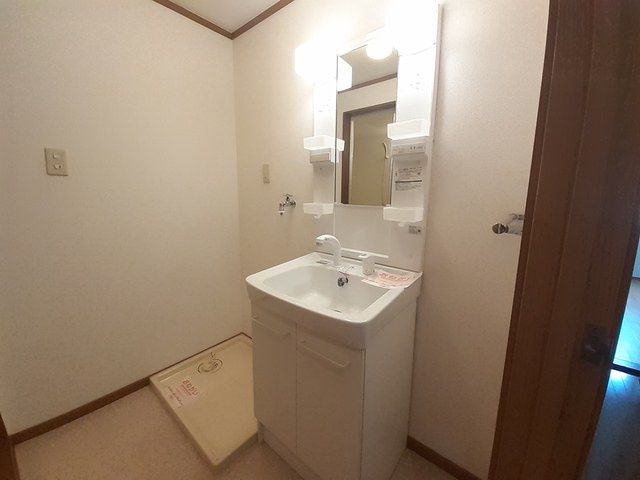 ライジングヒルズの洗面所|独立洗面台に室内洗濯機置場があります＊