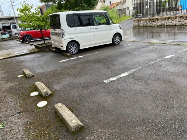 リブェール上野　A棟の駐車場
