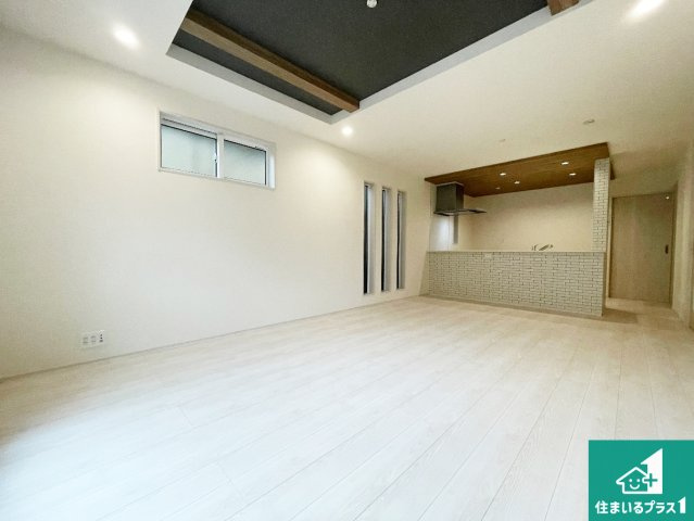 宇治市五ケ庄北ノ庄　新築一戸建ての居間・リビング|日当たり良好の明るいリビングで朝の目覚めもスッキリできそう！対面キッチンでご家族のコミュニケーションも自然と増える設計！小さなお子様が遊ぶスペースを作っても広々とくつろげるLDK！