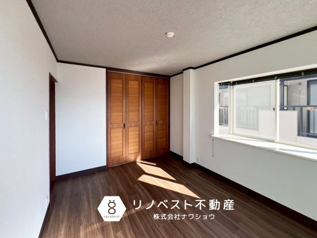 東大阪南上小阪の洋室|約6帖の3階洋室。
大容量のクローゼットと2面採光が魅力です◎
