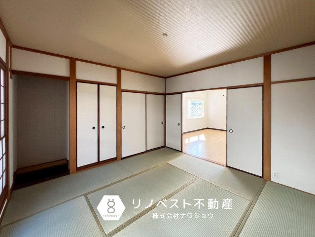 東大阪南上小阪の和室|約8帖の2階和室。
大容量の押入れ、仏間・床の間がございます。