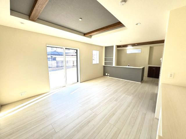 ブルーミングガーデン前橋市龍蔵寺町　3号棟の居間・リビング|【イメージ画像】人気の対面式キッチンを配した空間はお好みの家具も合わせやすく、家族がくつろぐ快適な空間造りをサポート。窓からは明るい陽光が差し込みます。