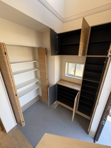 藤沢市羽鳥５丁目 ２号棟の玄関|収納たっぷりの玄関