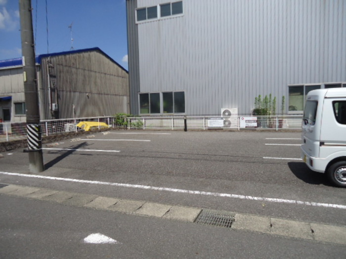 グランモアリバーハイツの駐車場