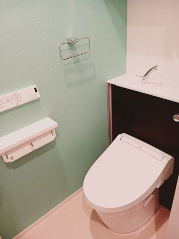 イーストフィールドⅡのトイレ|落ち着いた色調のトイレです
