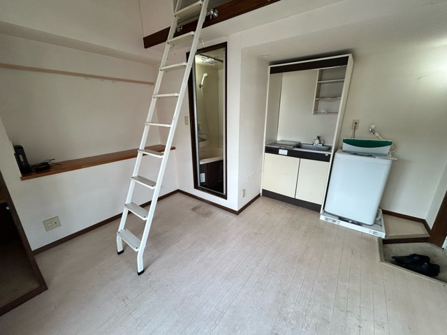 三鷹市牟礼３丁目のアパートの居間・リビング|清掃前です