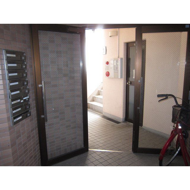 福岡市東区筥松２丁目のアパートのエントランス
