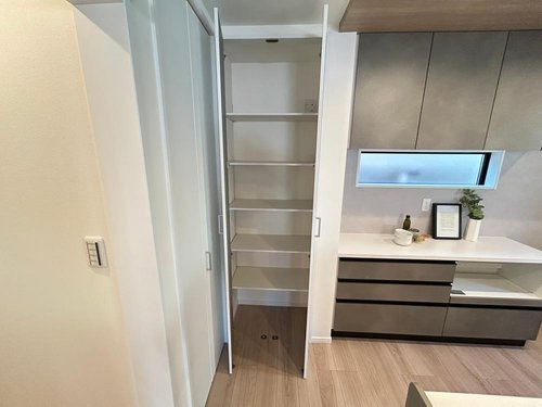 甲子園口5丁目　新築戸建のキッチン|パントリー