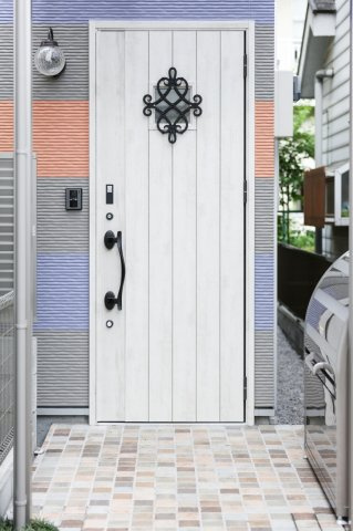 わんにゃんハウス国分寺の玄関|カードキー開錠システムの玄関扉。