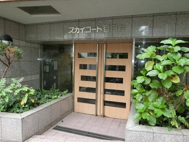 スカイコート目白台のエントランス