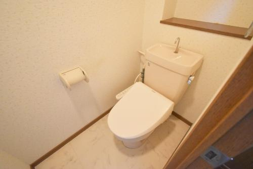 クレベール清水のトイレ|【ファミリー様】トイレ（温水洗浄便座・手洗い付き）、とても綺麗で清潔感があります♪