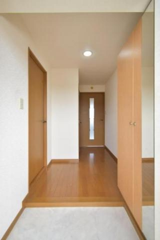 クレベール清水の玄関|【ファミリー様へ】広々玄関♪シューズボックス、収納が豊富です。