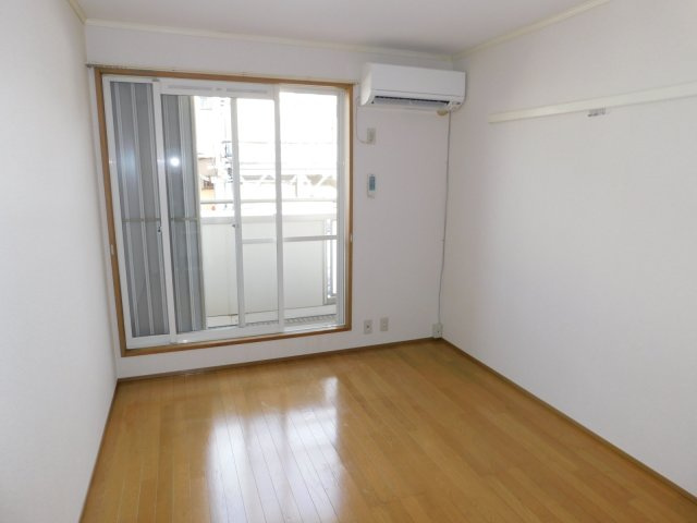 武蔵野市境南町３丁目のアパートの居間・リビング