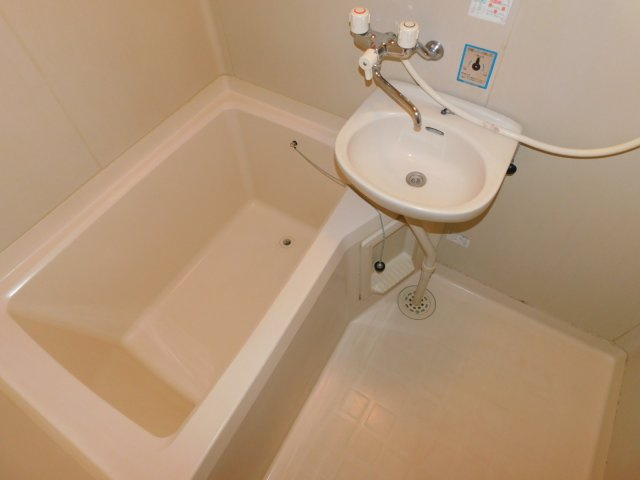 武蔵野市境南町３丁目のアパートの浴室