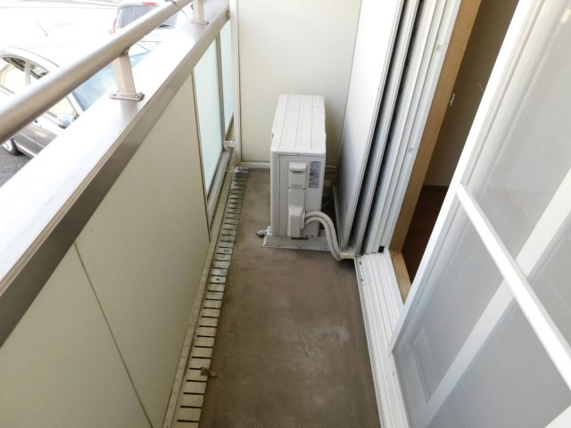 武蔵野市境南町３丁目のアパートのバルコニー