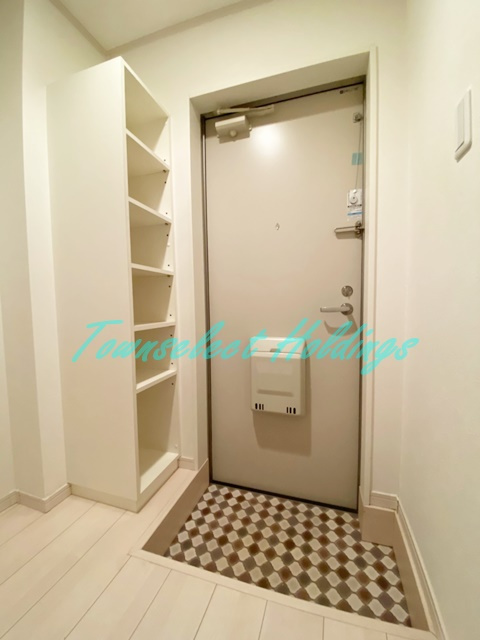 ハーミットクラブハウス追浜ヒルズの玄関|シューズボックス付き♪