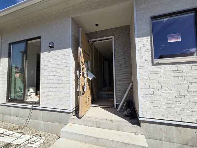 新築　太田市新田上江田町第1　4号棟　Cradle Gardenの玄関|現地写真　TVモニタードアホン付きなので防犯面も安心です！