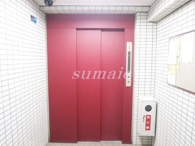 駒込グローリア初穂のその他共用部分|入口入ってすぐにエレベーターあります