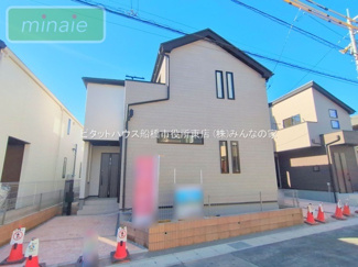 【外観】 | 小学校6分　スーパー5分　ZEH水準の長期優良住宅　香取１　全3棟　2号棟 | 販売現地
街並みに映える美しい外観デザイン
