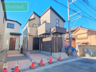 【外観】 | 小学校6分　リビングイン階段　ZEH水準の長期優良住宅　香取1　全3棟　1号棟 | 販売現地
洗練されたデザインが映える外観です。