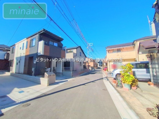【前面道路含む現地写真】 | 小学校6分　リビングイン階段　ZEH水準の長期優良住宅　香取1　全3棟　1号棟 | 前面道路です♪