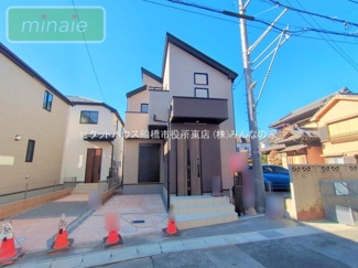 【外観】 | 小学校6分　リビングイン階段　ZEH水準の長期優良住宅　香取1　全3棟　1号棟 | 販売現地
スタイリッシュな佇まいが魅力です。