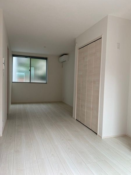 ピーオーザイル小岩の居間・リビング