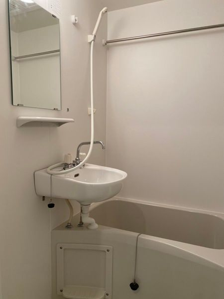 ピーオーザイル小岩の浴室