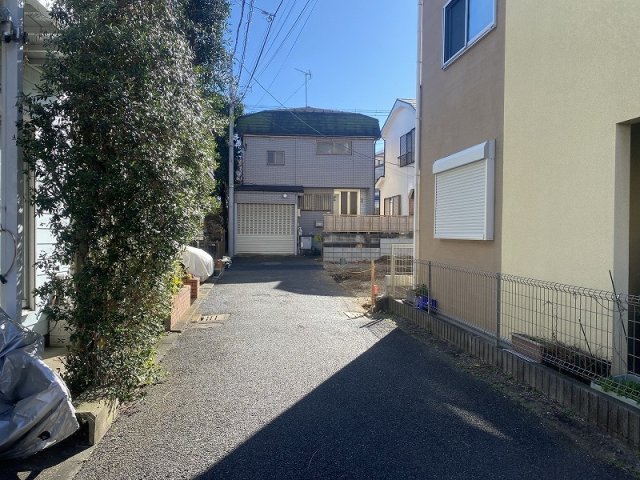 横浜市鶴見区北寺尾7丁目 新築戸建て【仲介手数料無料】の前面道路含む現地写真