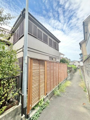 入間市小谷田2丁目　中古戸建の前面道路含む現地写真