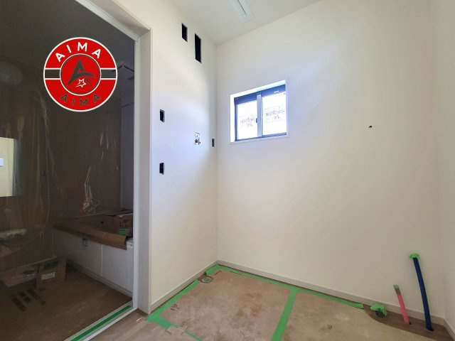糟屋郡志免町志免1丁目第4-1棟（1号棟）の脱衣所|ゆとりの洗面スペースで朝の身支度もスムーズに。暮らしを快適に変えるシャワー付洗面台です！