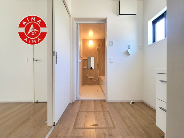 糟屋郡志免町志免1丁目第4-1棟（1号棟）の脱衣所|ゆとりの洗面スペースで朝の身支度もスムーズに。暮らしを快適に変えるシャワー付洗面台です！