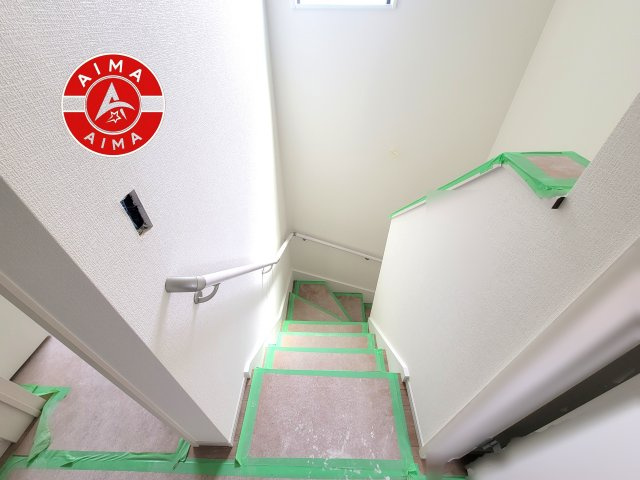 糟屋郡志免町志免1丁目第4-1棟（1号棟）の内装|階段からも明るい光が入ります。採光や通風も階段の重要な役割です。