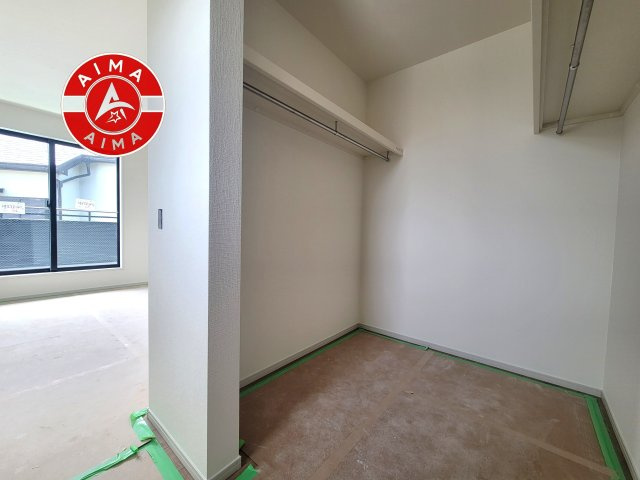 糟屋郡志免町志免1丁目第4-1棟（1号棟）の収納|洋服や大きな荷物が多い方や人数の多いご家族などは、一般的なクローゼットよりもウォークインクローゼットのほうが使い勝手が良いです。