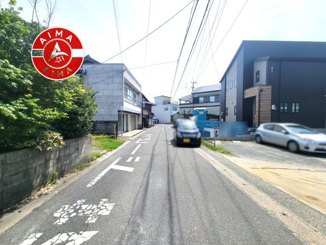糟屋郡志免町志免1丁目第4-1棟（1号棟）の前面道路含む現地写真|前面道路は閑静な住宅地をはしる車通りの少ない道路。お車の出し入れが苦手なママや小さなお子様にも安心ですね。しっかり舗装もされているので、ベビーカーや自転車で通っても快適に通行できます。